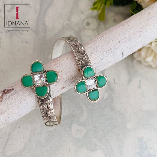 MINT GREEN CHALCEDONY AND WHITE KUNDAN FLORAL MOTIF BRACELET