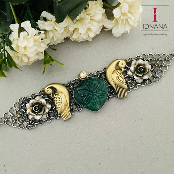 CARVED GREEN CHALCEDONY PARROT AND ROSE MOTIF CHOKER