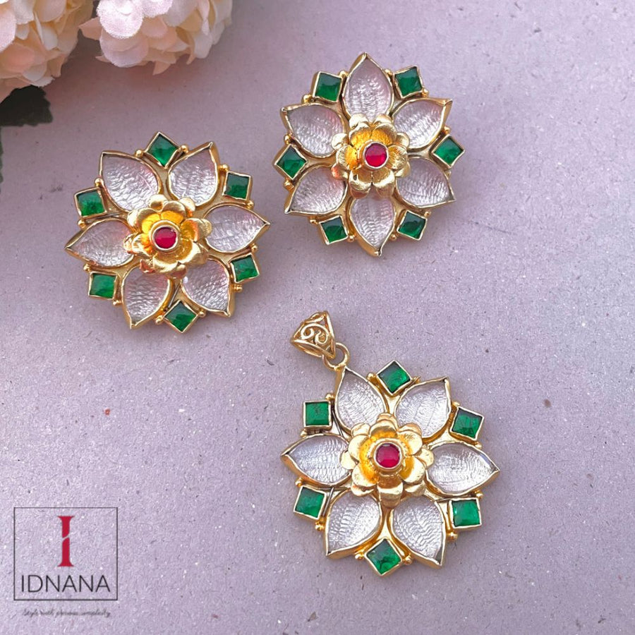 TEXTURED KUNDAN RED GREEN KUNDAN FLORAL PENDANT AND EARRINGS SET