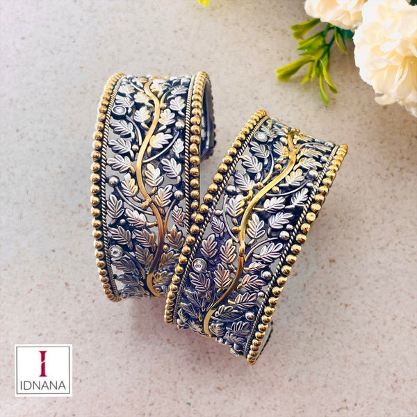 A PAIR OF DUAL TONE FLORAL DESIGN WHITE KUNDAN STUDDED HANDCUFFS